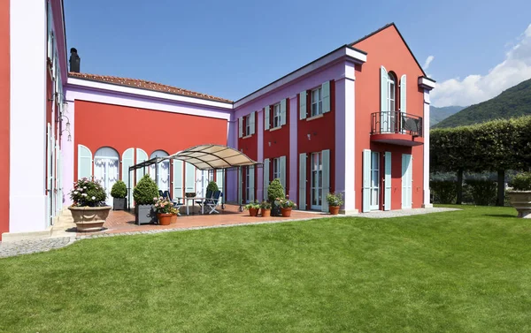 Rode villa in klassieke stijl — Stockfoto