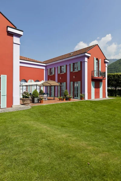 Röd villa i klassisk stil — Stockfoto