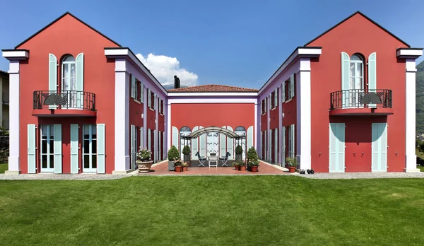 Villa vermelha em estilo clássico — Fotografia de Stock