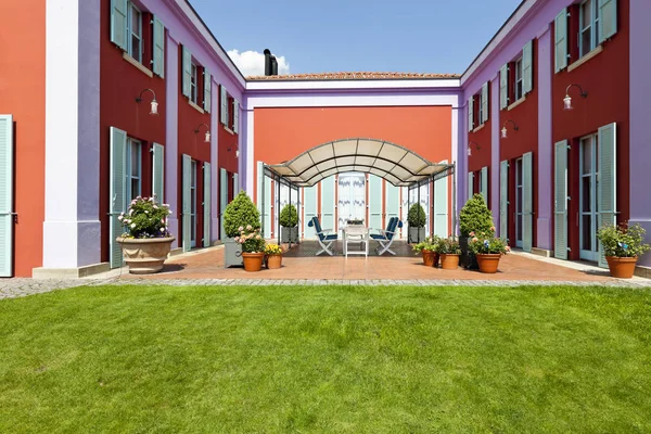 Röd villa i klassisk stil — Stockfoto