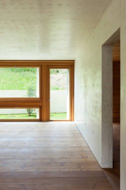 Yeni daire, beton duvarlarla iç