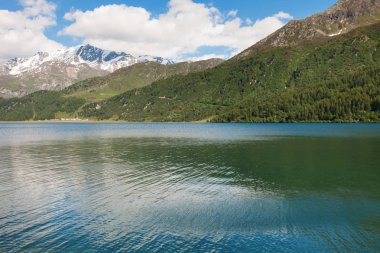 İsviçre dağ gölü manzarası