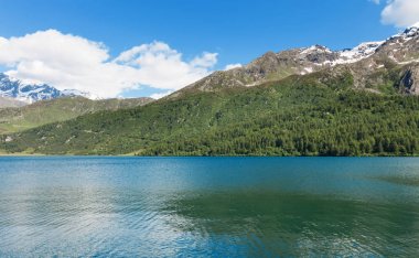 İsviçre dağ gölü manzarası