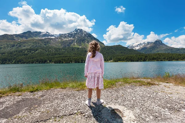 Girl on the shore of a mountain lake — Stock Photo, Image