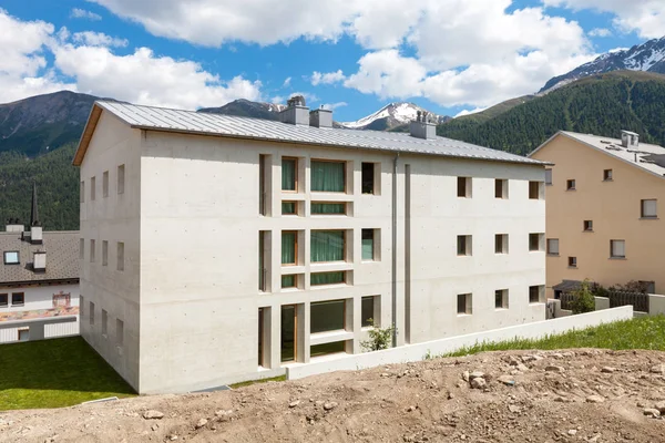 Edificio de apartamentos de montaña en construcción —  Fotos de Stock