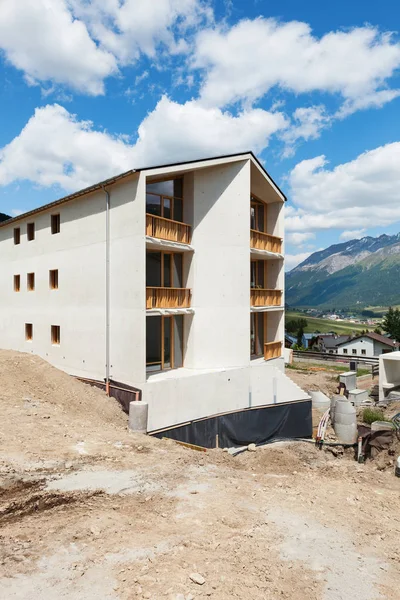 Montanha edifício de apartamentos em construção — Fotografia de Stock