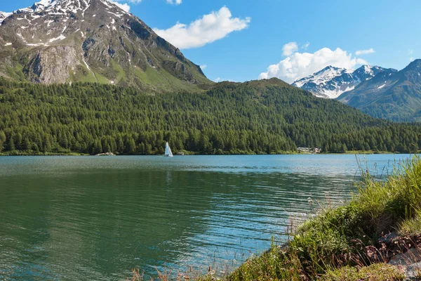 Paisaje de lago de montaña en Suiza — Foto de Stock