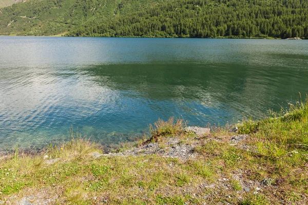 Paysage de lac de montagne en Suisse — Photo