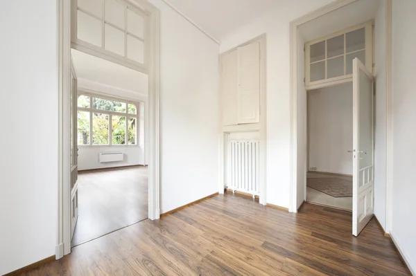 Appartement classique plancher intérieur en bois — Photo