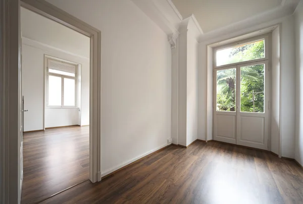 Apartamento clássico piso de madeira interior — Fotografia de Stock