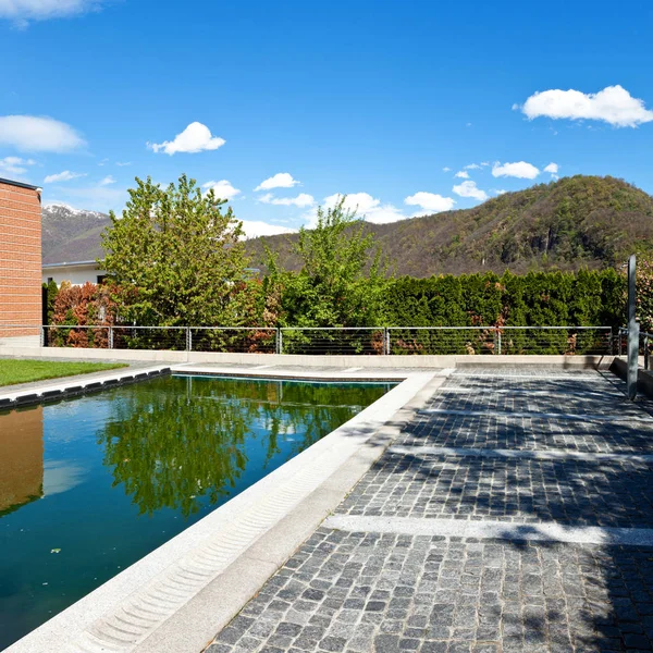 Buiten het platform, modern huis — Stockfoto