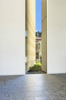 Evin iç, granit zemin, beyaz duvar