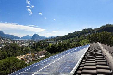 Panoramik manzaralı çatısında güneş panelleri