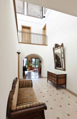 gang met antieke sofa