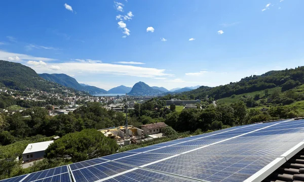 Paneles solares en el techo, vista panorámica — Foto de Stock