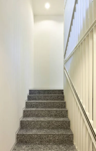 Innenraum, Treppe aus Granit — Stockfoto