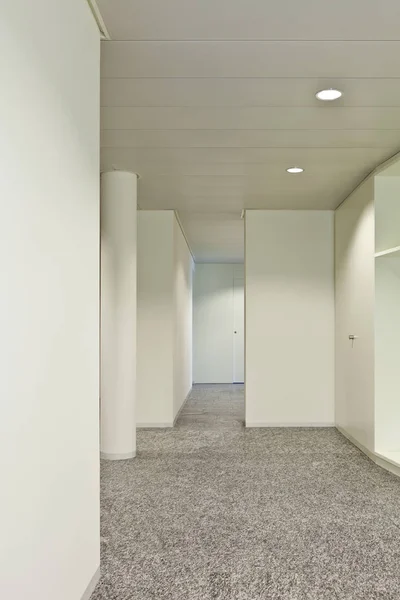 室内廊下、御影石の床、白い壁 — ストック写真