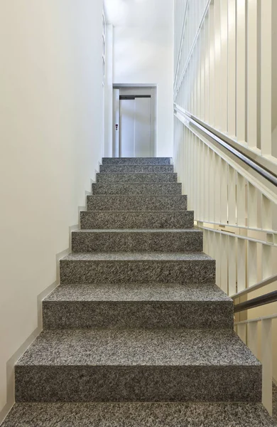 Innenraum, Treppe aus Granit — Stockfoto
