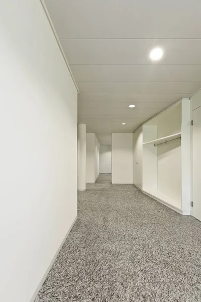 Inre korridor, granitgolv, vit vägg — Stockfoto