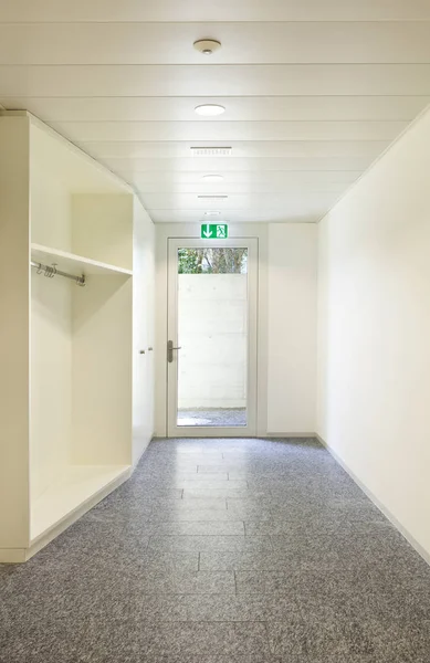 Corredor interior, piso de granito, parede branca — Fotografia de Stock