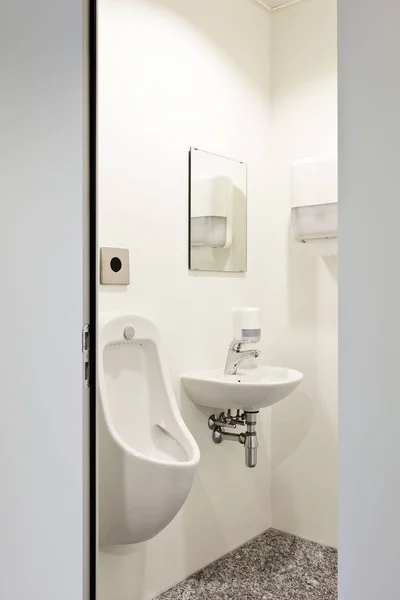Интерьер, общественный туалет — стоковое фото