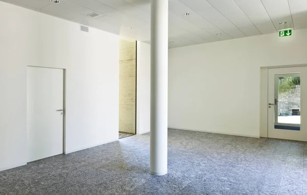 Intérieur de la maison, sol en granit, mur blanc — Photo