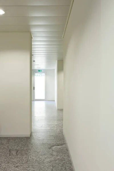Hus invändigt, granitgolv, korridor — Stockfoto