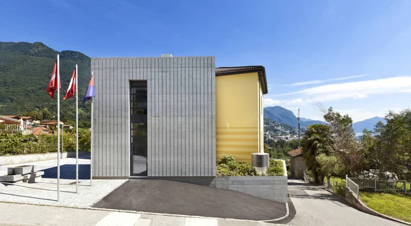 House, view from the road — Stock Photo, Image