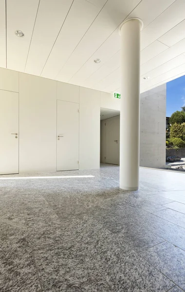 Interno della casa, pavimento in granito, parete bianca — Foto Stock