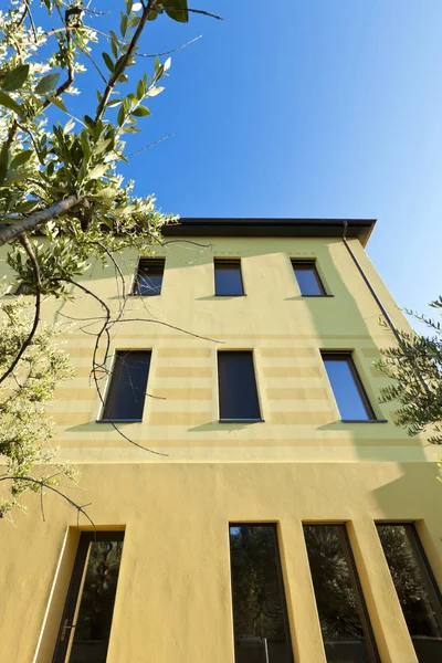 Blick auf das Haus vom Platz aus — Stockfoto