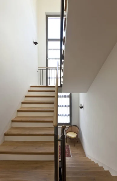 Красивая квартира, интерьер, лестница — стоковое фото