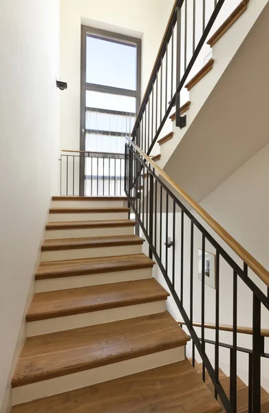 Güzel bir daire, iç mekan, merdiven — Stok fotoğraf