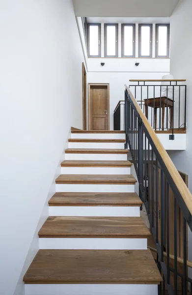 Schöne Wohnung, Innenraum, Treppe — Stockfoto