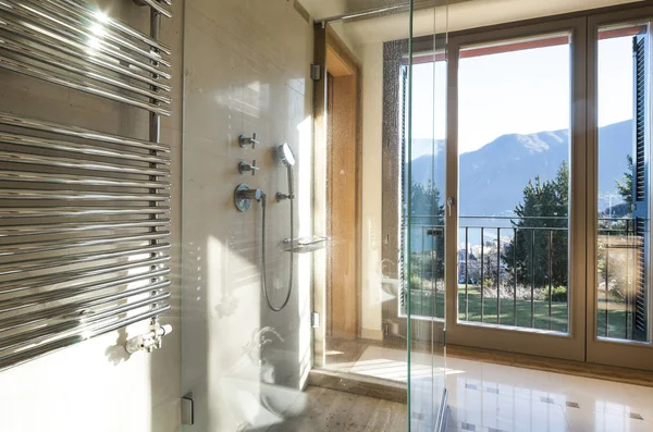 Красивая квартира, интерьер, ванная комната — стоковое фото