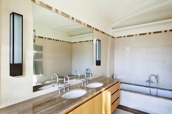 Красивая квартира, интерьер, ванная комната — стоковое фото