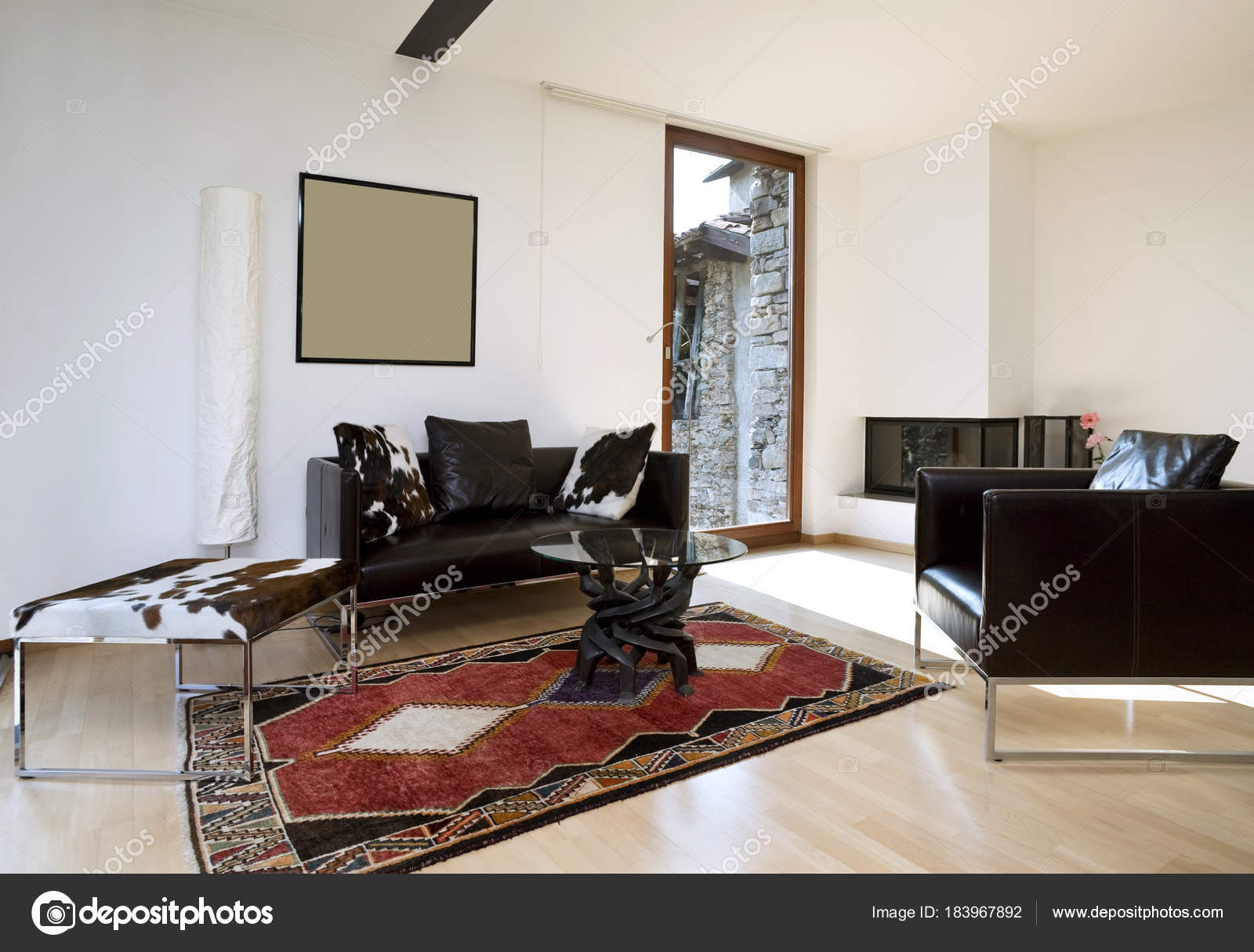 interieur van de open ruimte met etnische meubels — Stockfoto ... interieur van de open ruimte met etnische meubels — Stockfoto ...