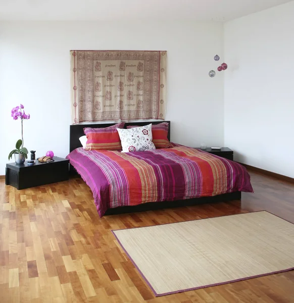 Interior novo apartamento, mobiliário étnico — Fotografia de Stock