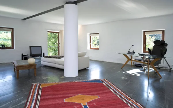 Espace ouvert intérieur avec mobilier ethnique — Photo