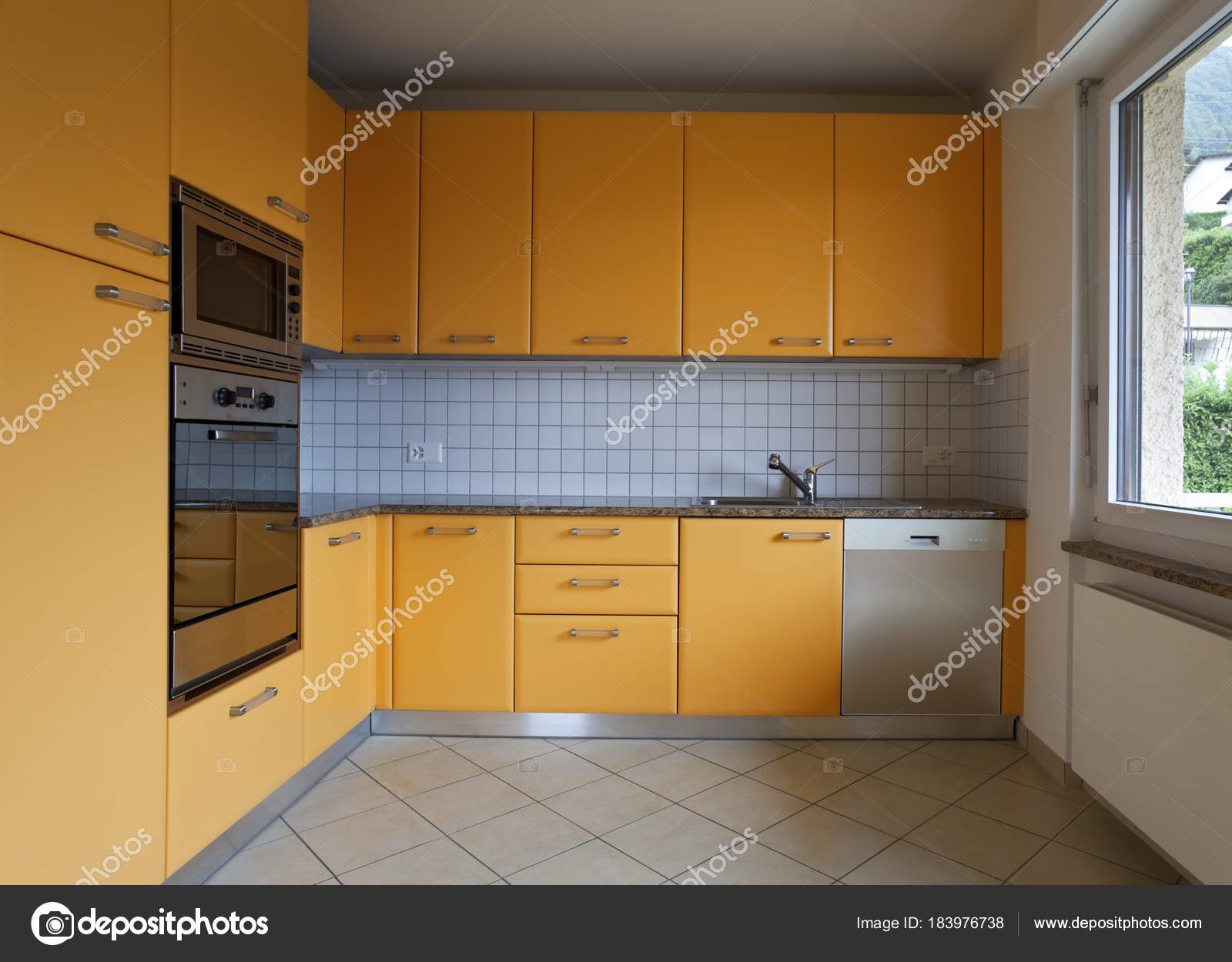 Cozinha Em Azulejo E Decora O Laranja Fotografias De Stock Cozinha Em Azulejo E Decora O Laranja Fotografias De Stock