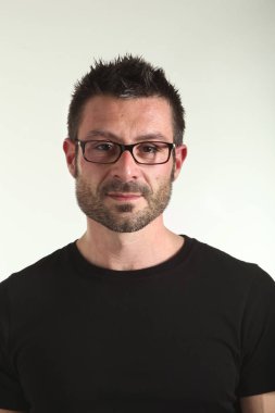 Fotoğraf stüdyosu adam portre beyaz arka plan üzerinde