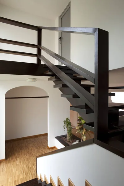 Escaliers minimaux en bois — Photo