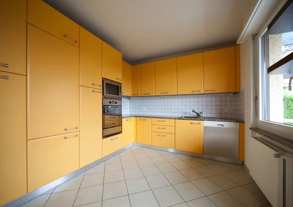 Laranja mobilado e azulejos cozinha — Fotografia de Stock