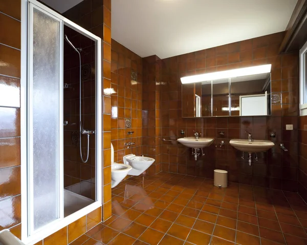 Інтер'єр мебльованої і кахельної ванної кімнати — стокове фото
