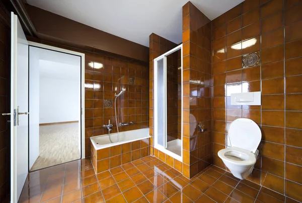 Interieur gemeubileerd en betegelde badkamer — Stockfoto