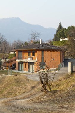 Bahçe mimarisiyle tipik tuğla 