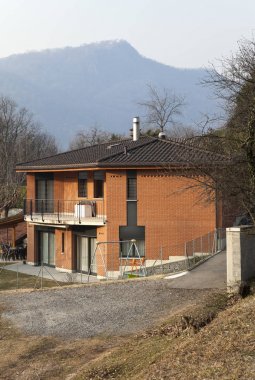 Bahçe mimarisiyle tipik tuğla 