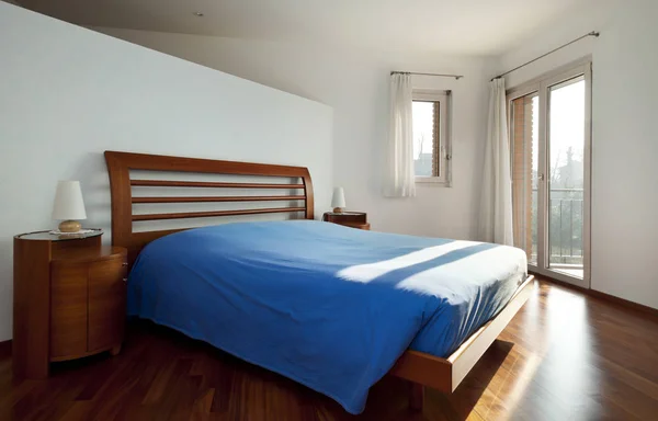 Сучасний інтер'єр дерев'яної спальні — стокове фото