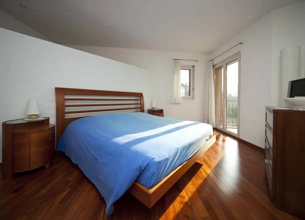 Сучасний інтер'єр дерев'яної спальні — стокове фото