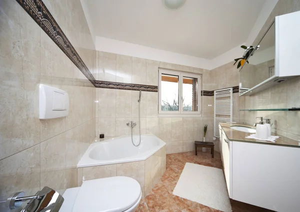 Intérieur de salle de bain en marbre, blanc et rose — Photo
