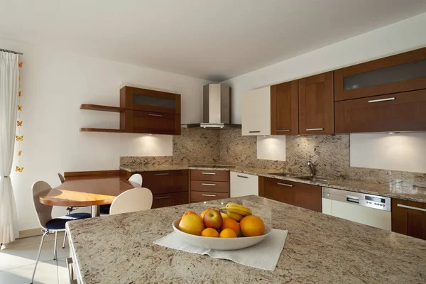 Marmo e legno, interno cucina arredata — Foto Stock